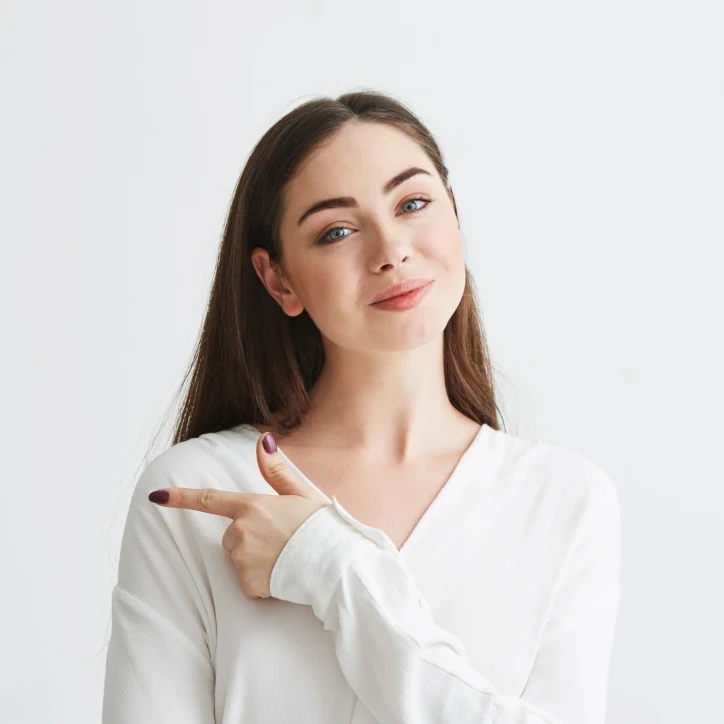 TopBüro Mitarbeiterin mit Headset arbeitet am Rechner