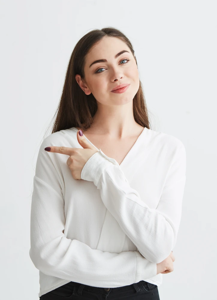 TopBüro Mitarbeiterin mit Headset arbeitet am Rechner